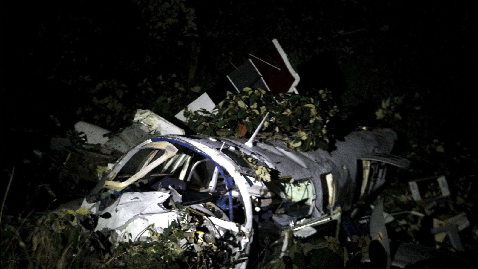 cheats/2015/09/12/2-dead-in-crash-on-tom-cruise-film-set/150912-cruise-crash-cheat_ugtyf4