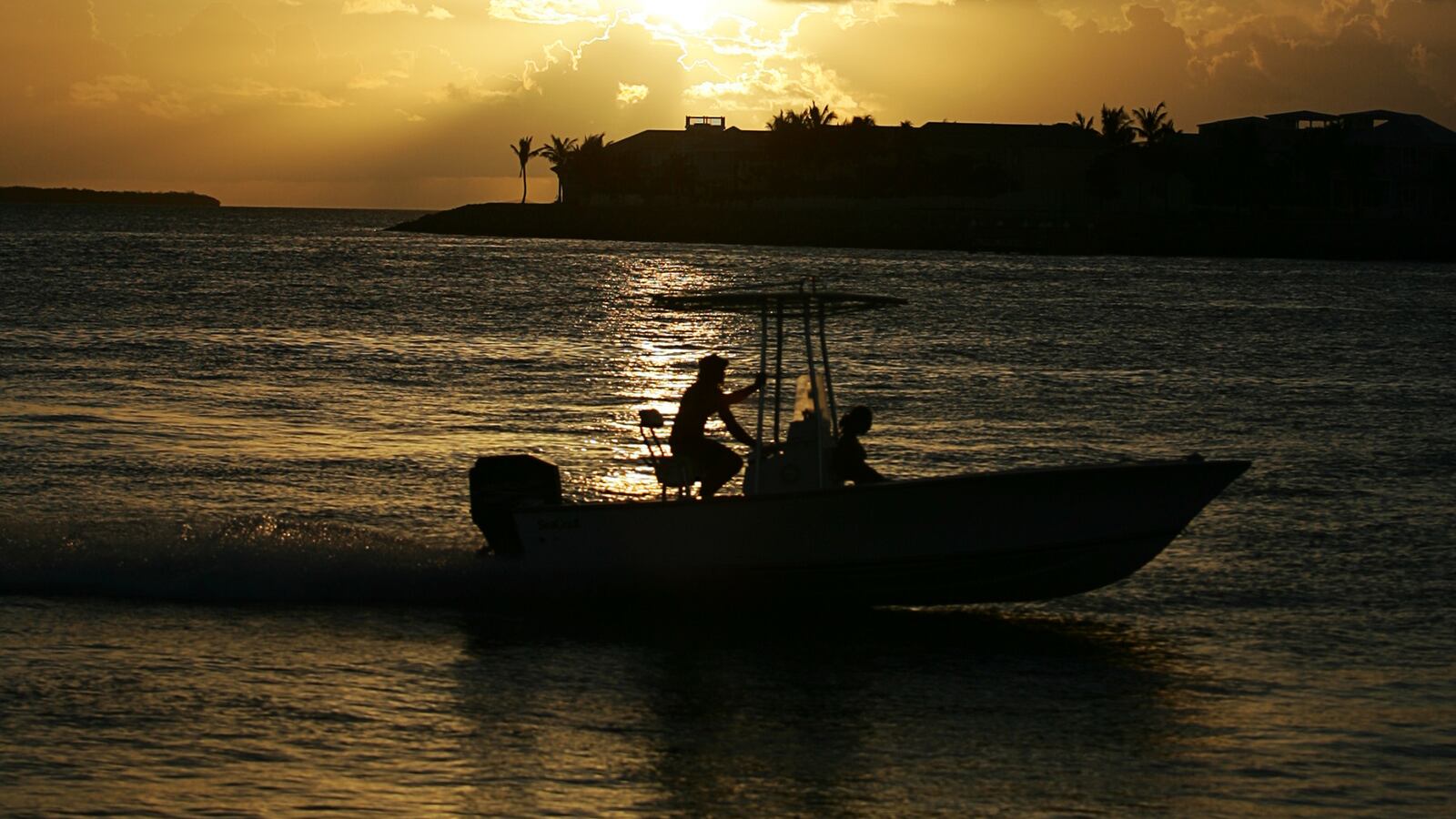 2006-08-29T120000Z_1995964895_GM1DTJMCDEAA_RTRMADP_3_WEATHER-ERNESTO_dgtnpb