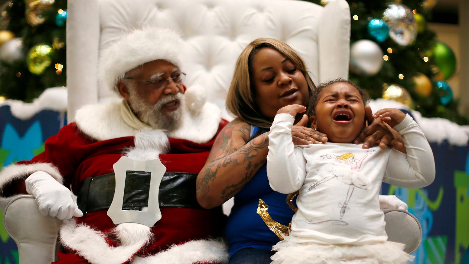 galleries/2015/12/21/children-horrified-by-santa-photos/151221-santa-kids3_zzmhtl