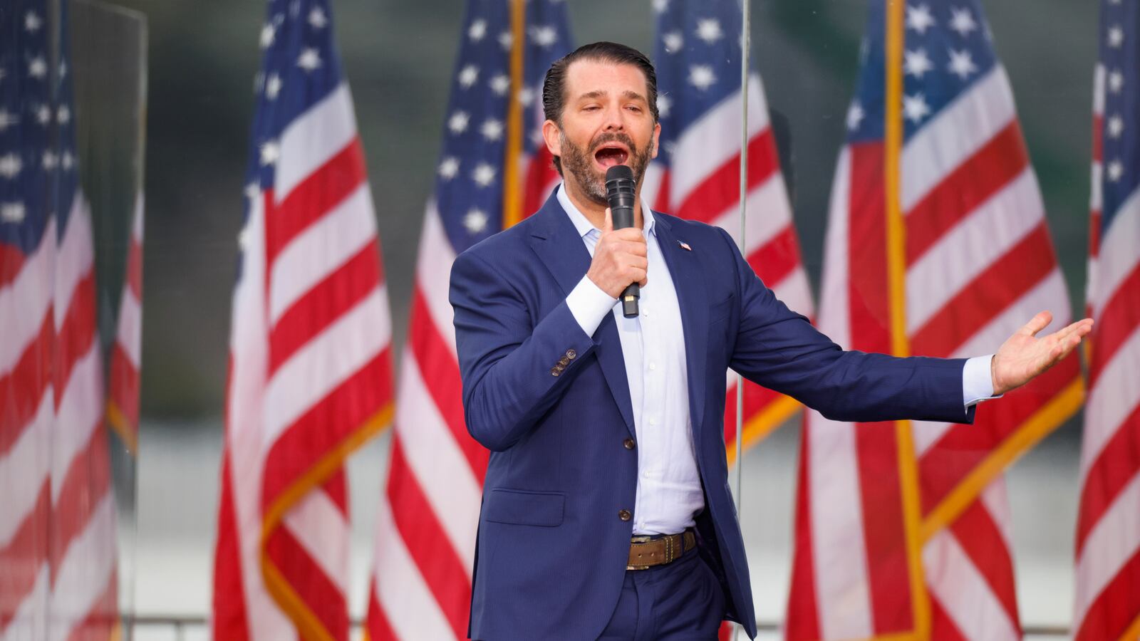 2021-01-06T153151Z_293350426_RC2F2L96GU8L_RTRMADP_3_USA-ELECTION-TRUMP_h8aqgz