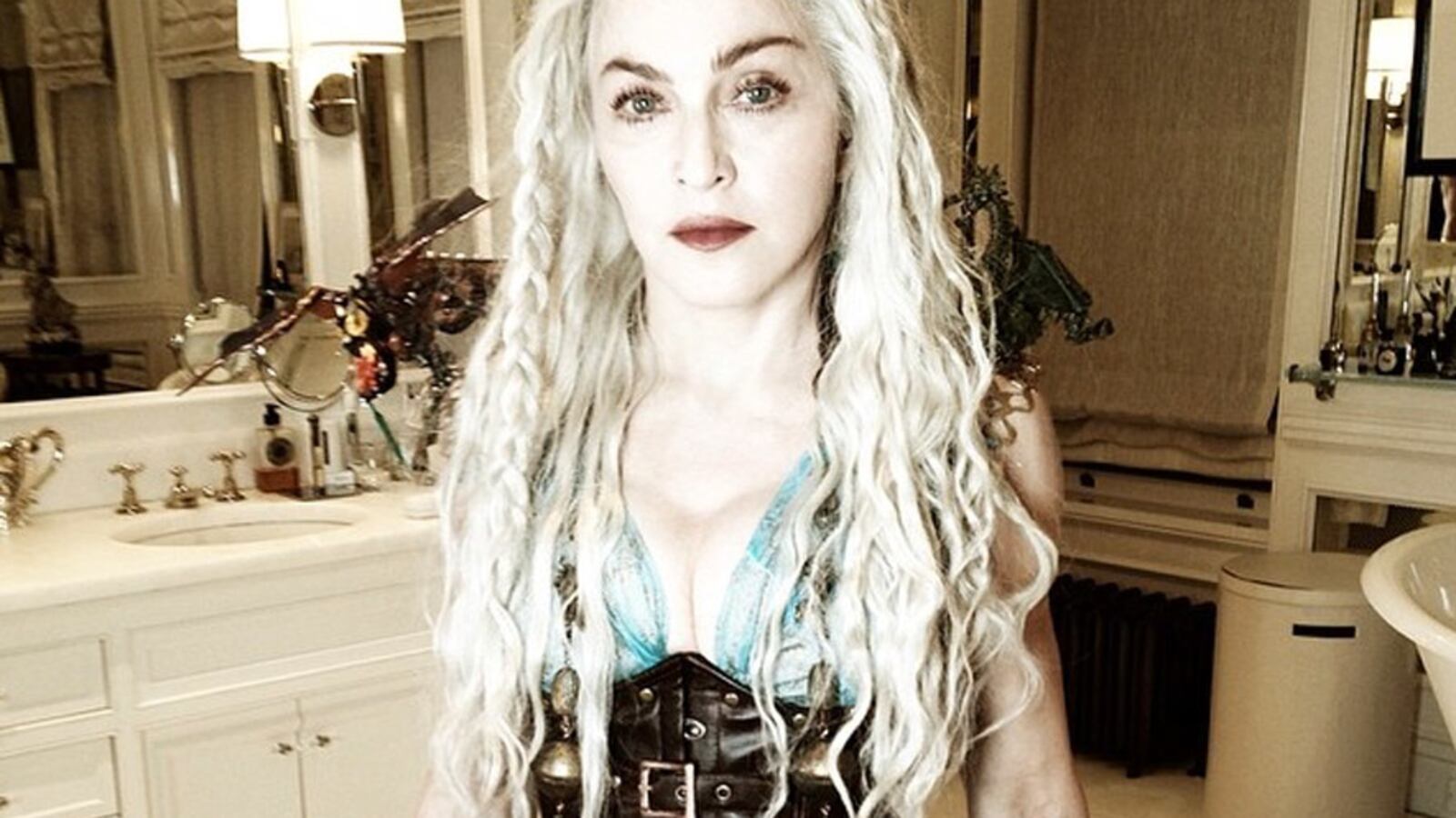 articles/2014/06/16/stars-they-re-obsessed-with-game-of-thrones-just-like-us/140616-celeb-got-tease_staeoc