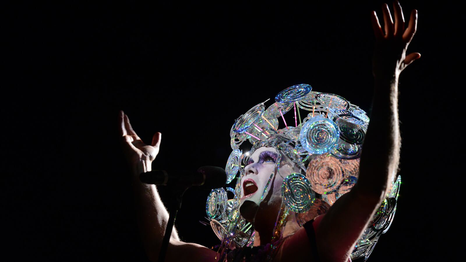 articles/2016/10/06/taylor-mac-queer-american-artist-shaman-historian-of-the-century-make-that-two-centuries/161006-Michaelson-taylor-mac-tease_ilmmzz