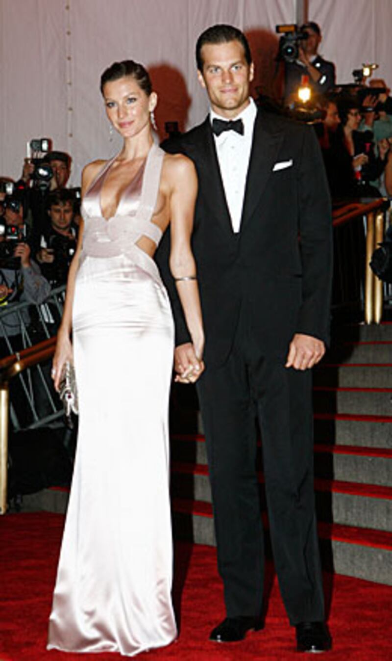 galleries/2009/03/24/getting-hitched/celeb-engagements---tom-brady-gisele-bundchen_dwt1bc