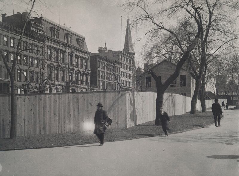 galleries/2016/01/09/these-iconic-new-york-city-photos-are-now-all-yours/160108-nypl-bryant-park_kemqpc