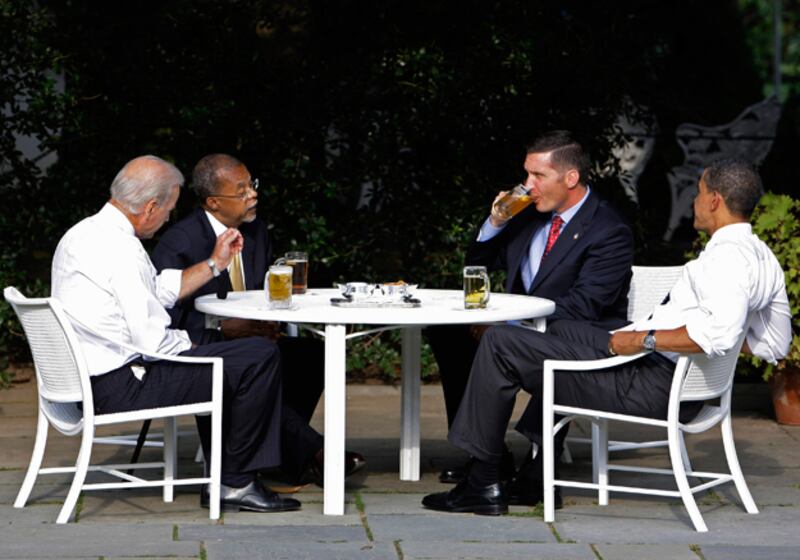 galleries/2010/06/16/awkward-presidential-encounters/awkward-prez-encounters---beer-summit_yj4bal