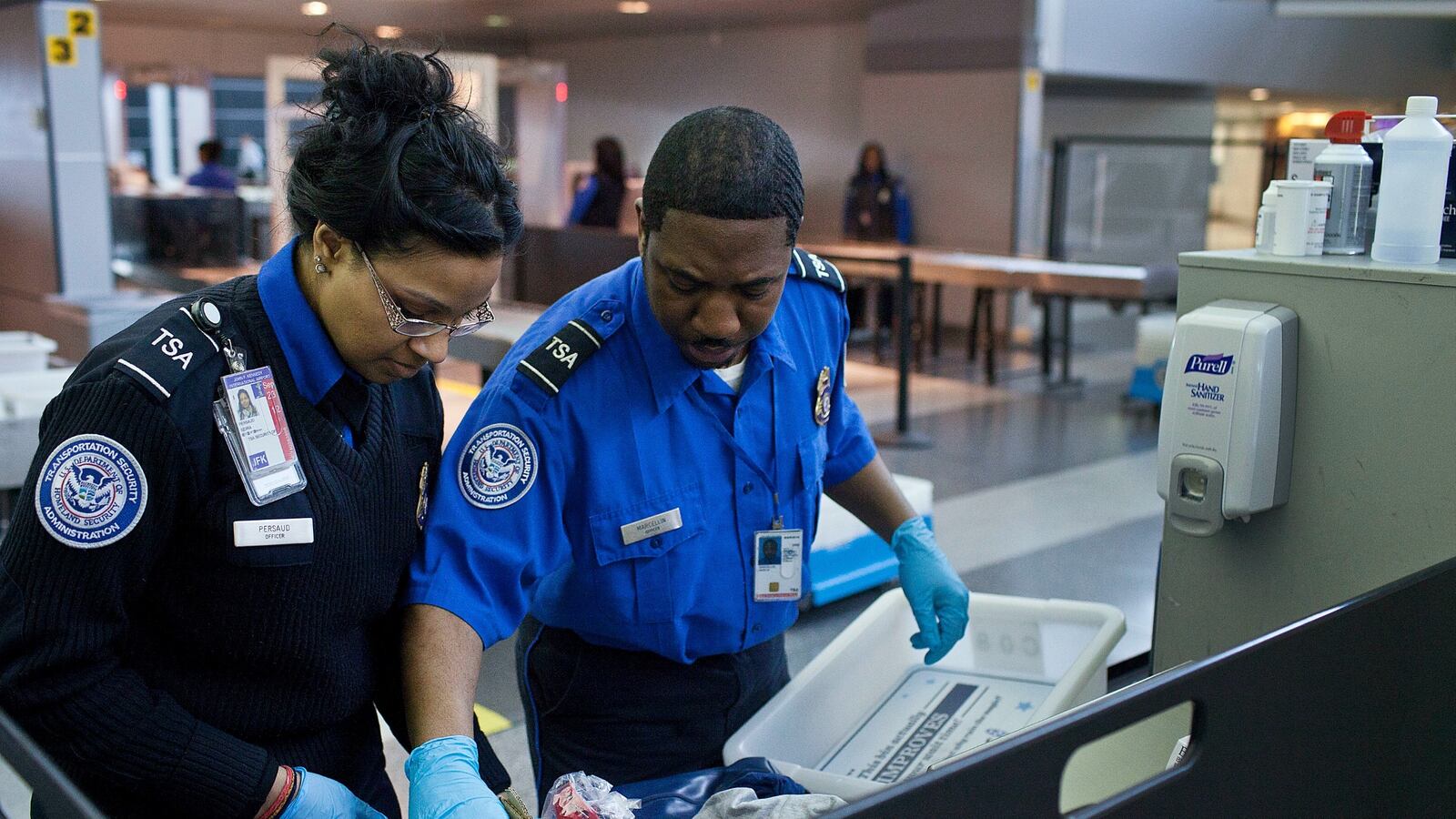 cheats/2017/03/31/report-isis-can-make-laptop-bombs-that-evade-airport-security/170331-tsa-laptops-cheat_hhwj8j