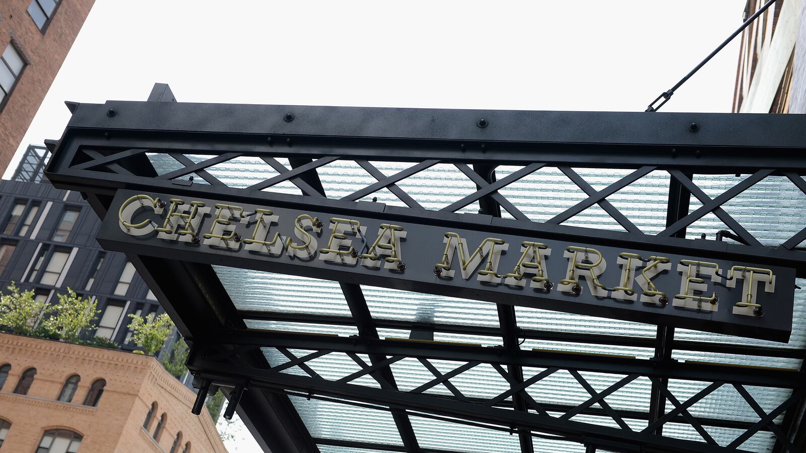 articles/2014/06/04/where-to-eat-and-shop-in-nyc-all-in-one-spot/140603-lexus-nyc-tease_zw1gce