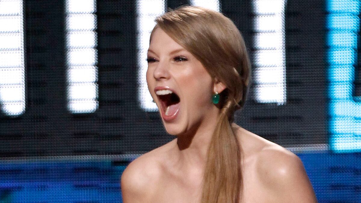 cheats/2011/11/20/taylor-swift-wins-big-at-amas/taylor-swift-amas-cs_zccnxf