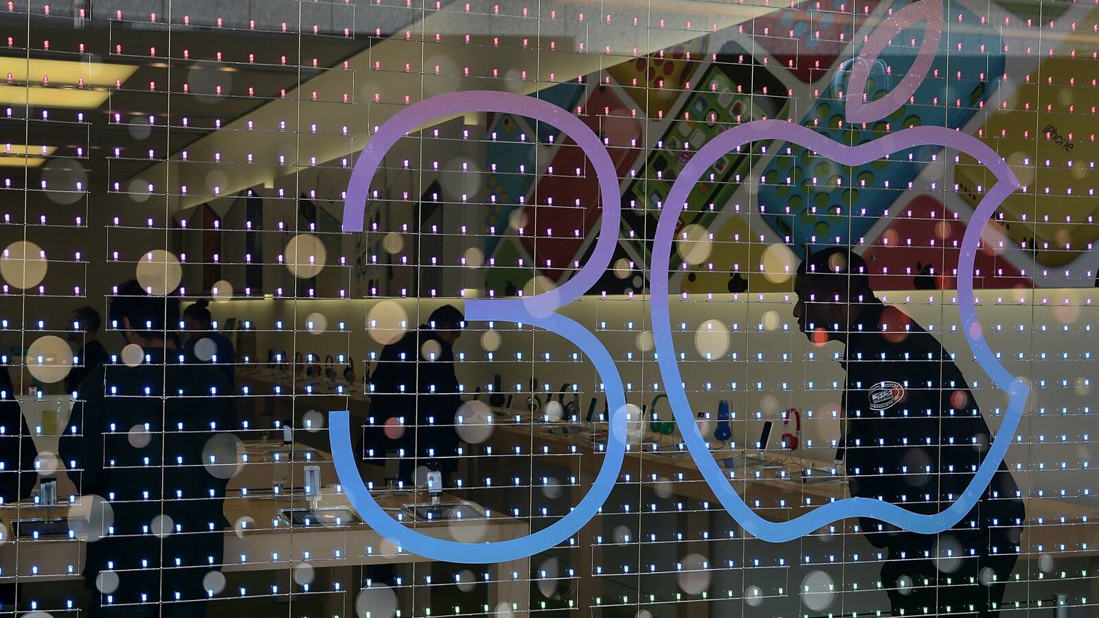 cheats/2014/09/05/apple-boosts-security-after-nude-hack/140904-apple-secure-cheat_zv5g1l