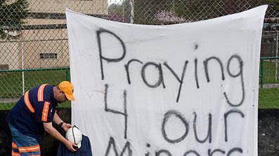 cheats/2010/04/08/rescuers-to-enter-mine-today/searchers-enter-coal-mine-2_gymvz8