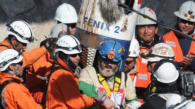 articles/2010/10/13/rescued-chilean-miners-six-subplots-from-the-saga/diaz-miner-aggregation_133456_kupsul