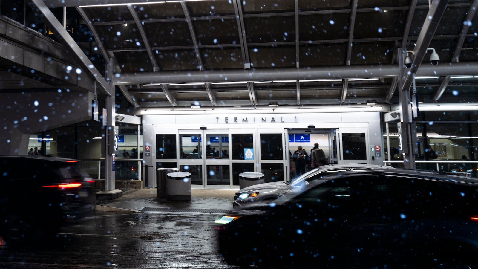 Snow falls as cars drop off travelers outside Minneapolis-Saint Paul International Airport on November 26, 2025 in Minneapolis, Minnesota. A winter storm warning is in effect as several inches of snow fell overnight and wind gusts have been recorded over 40 miles per hour. (Photo by Stephen Maturen/Getty Images)
