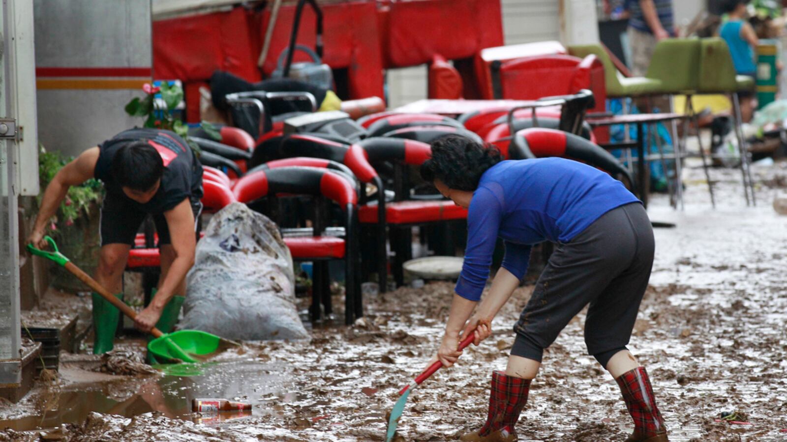 cheats/2011/07/28/at-least-67-dead-in-s-korea-mudslides/south-korea-landslide-mines-cheat_nxulbo