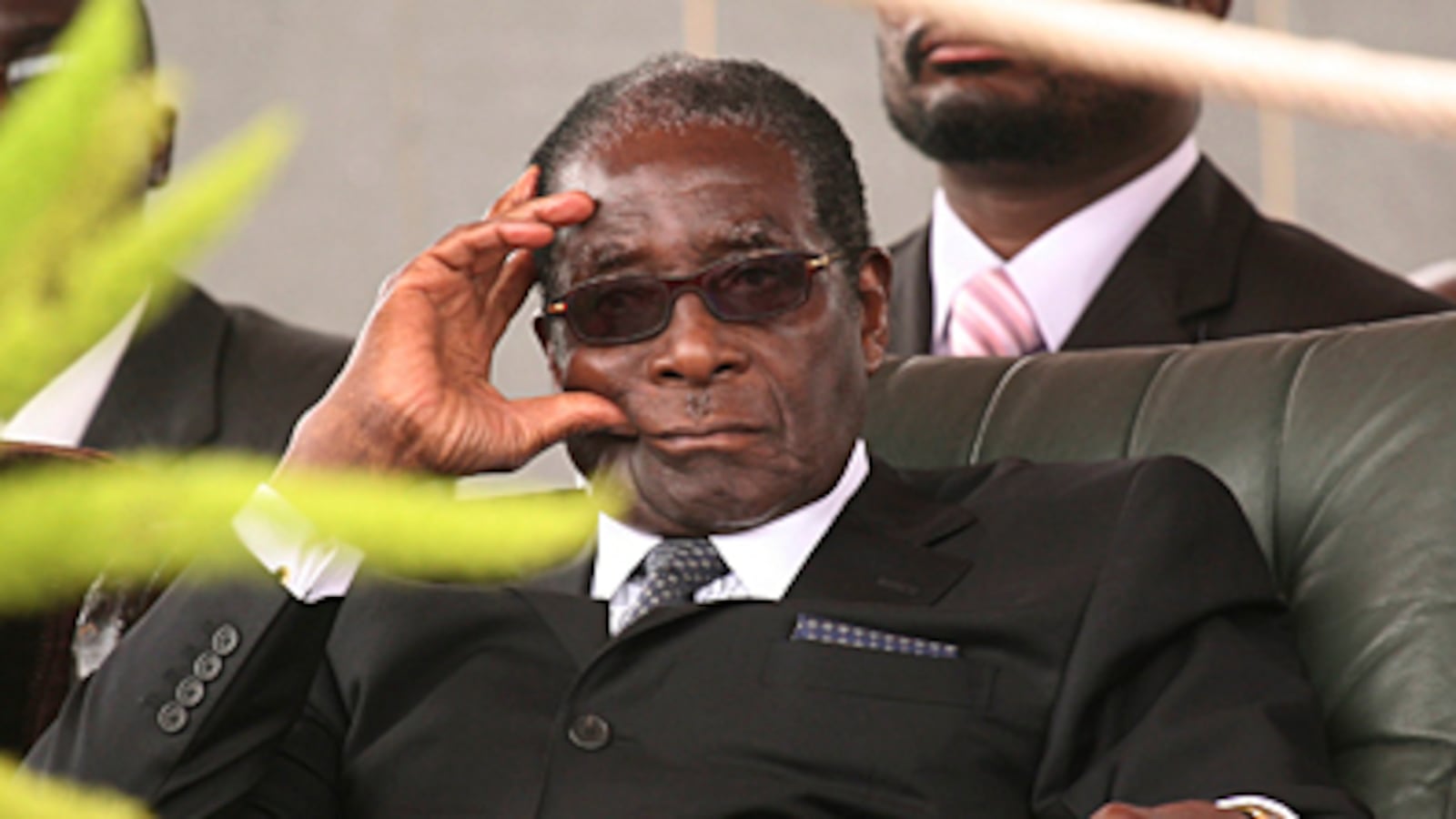 cheats/2010/12/31/how-wikileaks-helped-mugabe/mugabe-1_ezkkii