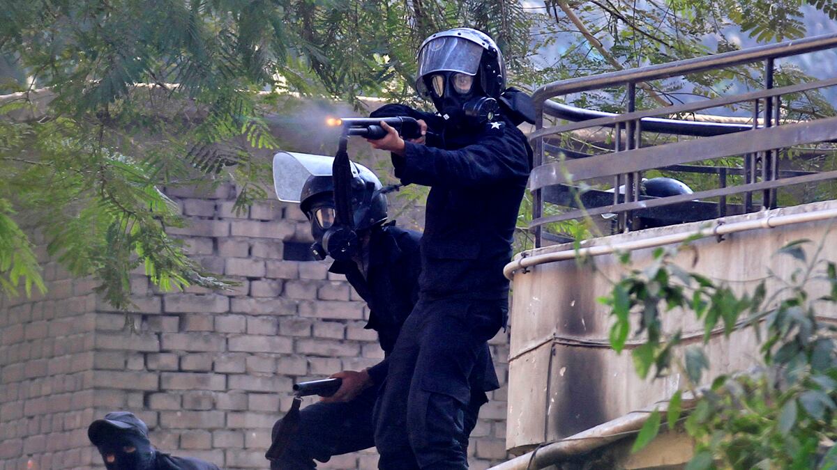 cheats/2011/11/23/military-floods-tahrir-square/egypt-police-shoot-at-protestors-cheat_ir7rho