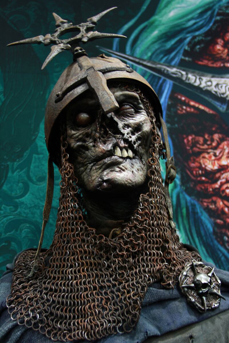 galleries/2014/07/26/comic-con-2014-see-the-weirdest-and-craziest-costumes-and-gadgets/140725-cc-head_emvsl2