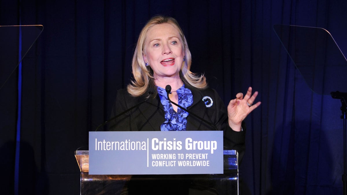 articles/2011/12/18/crisis-group-and-hillary-clinton-honor-women-in-pursuit-of-peace/clinton-crisis-group-hunt_t3helr