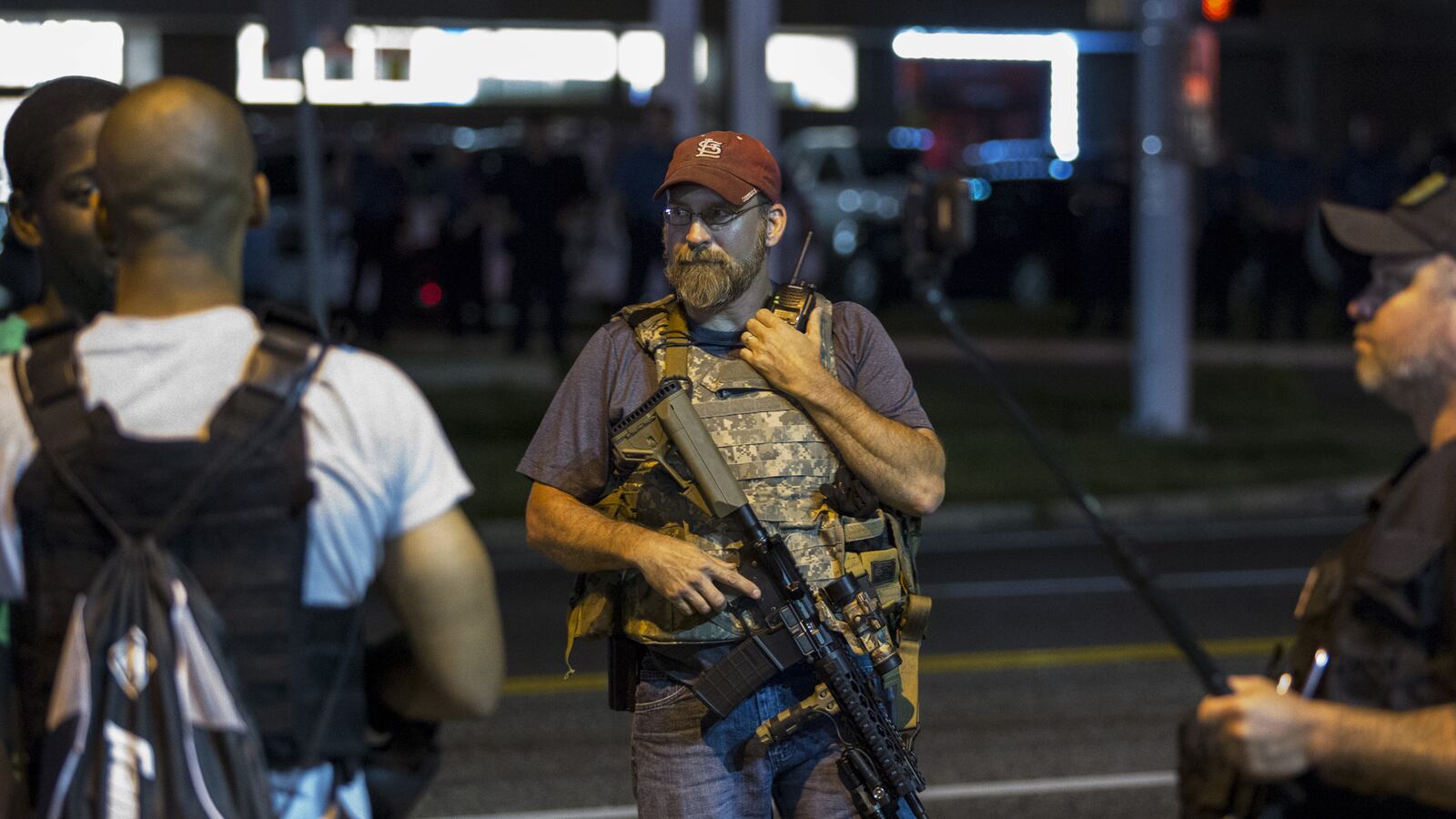 cheats/2015/08/11/armed-volunteer-militia-patrols-ferguson/150811-oath-keepers-cheat_poavjd