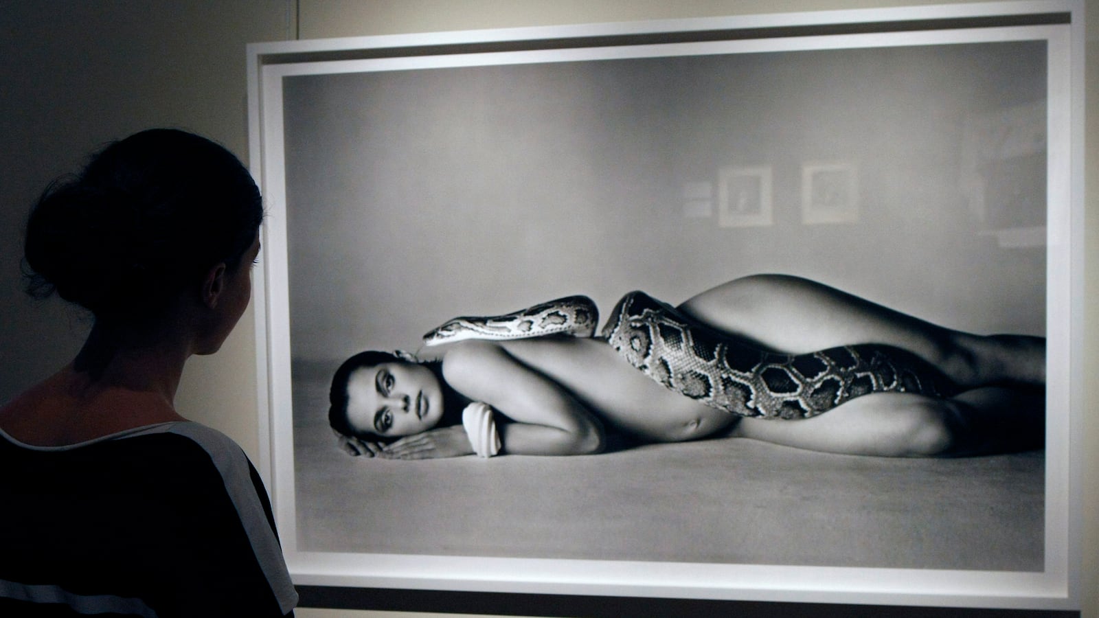 articles/2016/08/19/fashion-photography-s-hottest-shots/160819-fashion-photographers-tease2_gnhtua