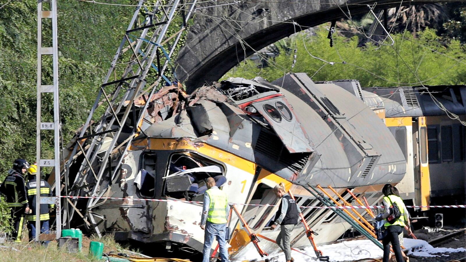 cheats/2016/09/09/spanish-train-derails-killing-passengers/160909-spanish-train-cheat_nj2nji