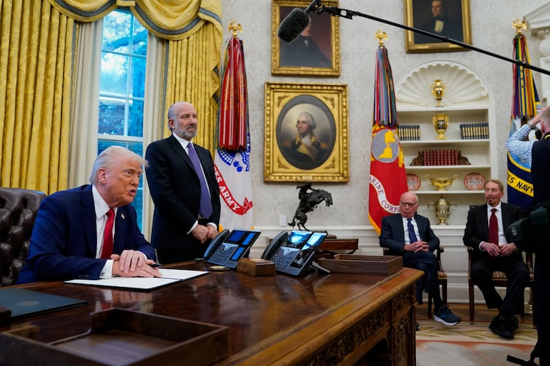 Trump and Murdoch in Oval Office.
