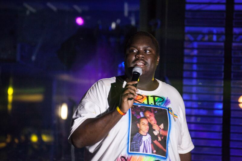 articles/2016/06/19/proud-and-defiant-gay-clubs-celebrate-life-and-mourn-the-dead-in-orlando/160619-mcnamara-orlando2-embed_ro6nqq