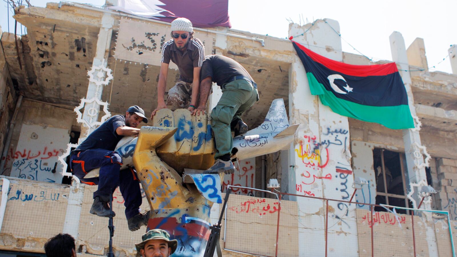 articles/2011/08/26/libyan-rebels-fight-gaddafi-loyalists-to-control-tripoli/lybia-triumph-0826-dehghanpisheh2_hanyb2