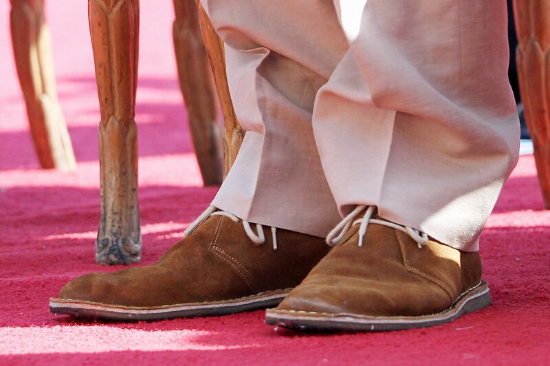 articles/2012/03/05/royal-fashion-dilemma-1/harry-desert-boots-cheat_nwvo3z