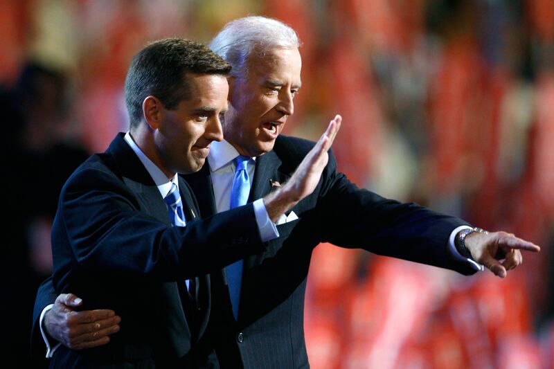 galleries/2015/12/31/the-deaths-that-shook-the-world-in-2015/151229-25year-biden_ankbr8