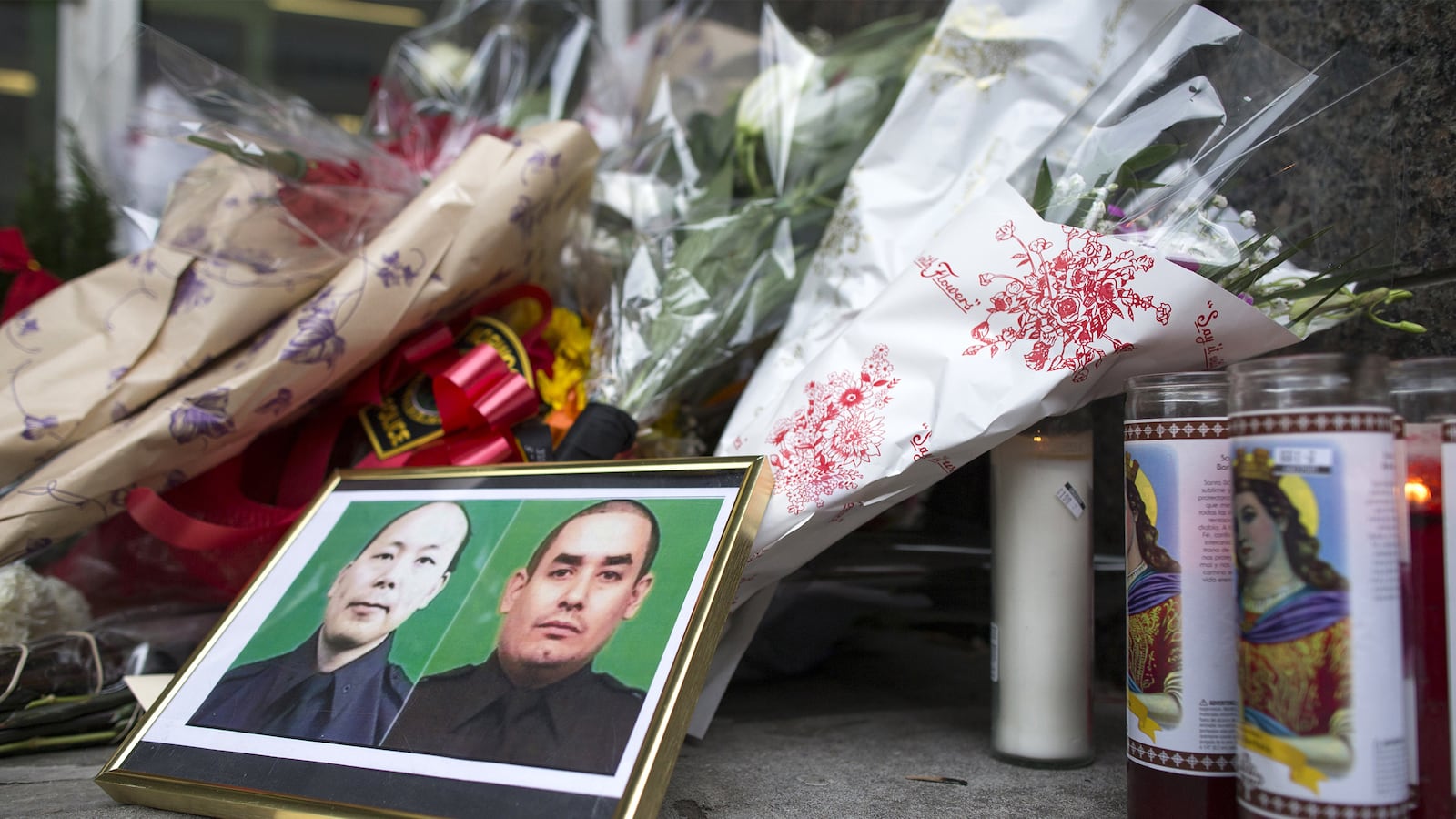 articles/2014/12/22/how-medics-fought-frantically-to-save-two-murdered-new-york-police-officers/141221-daly-mourning-police-tease_diknsz