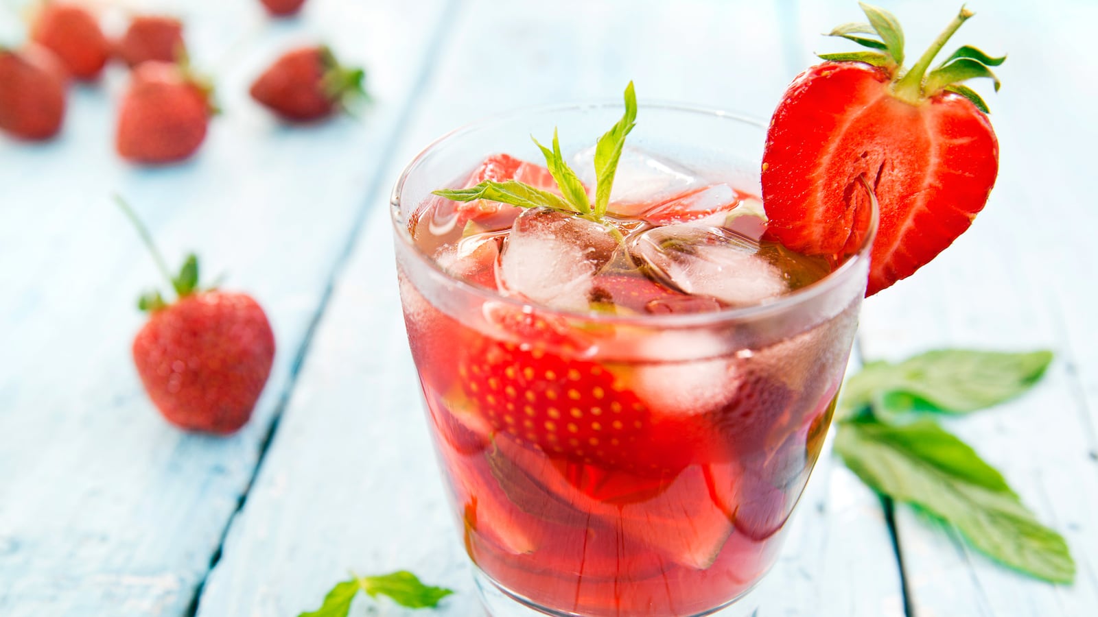 articles/2016/06/03/how-to-make-the-best-strawberry-cocktails-this-summer/160602-rothbaum-strawberry-cocktails-tease_amnaoc