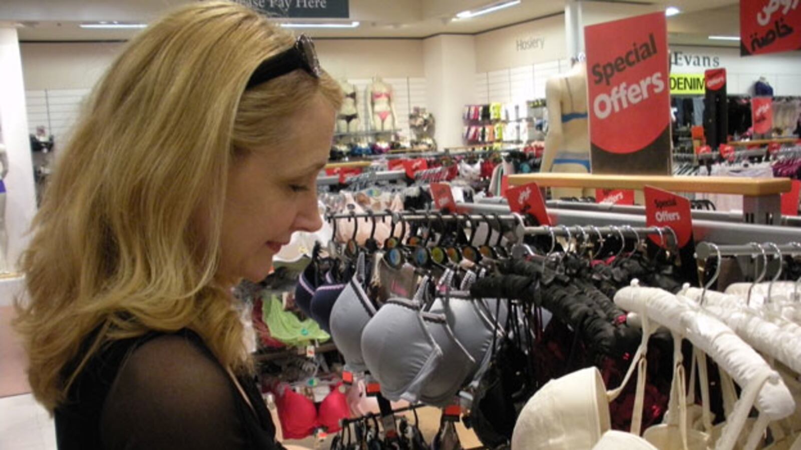 galleries/2009/11/03/patricia-clarkson-shopping-in-doha/dana-clarkson--10_jv6gj8