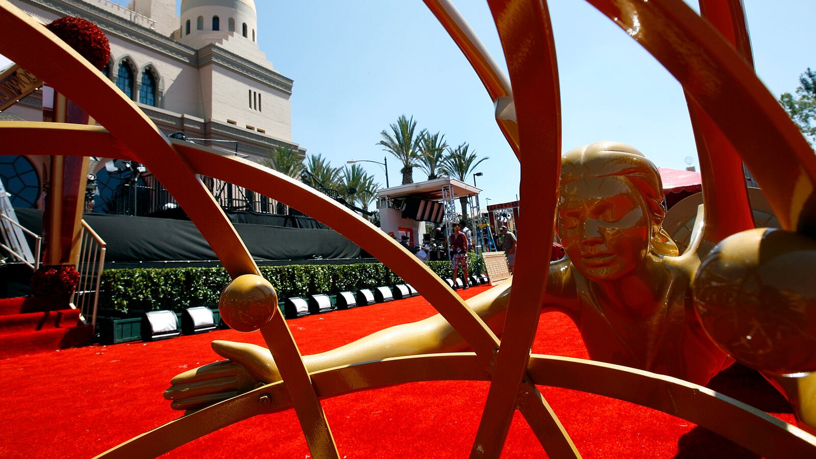 A large Emmy statue lies on the red carpet in preparation for the 58th annual Primetime Emmy awards at the Shrine auditorium in Los Angeles August 26, 2006.
