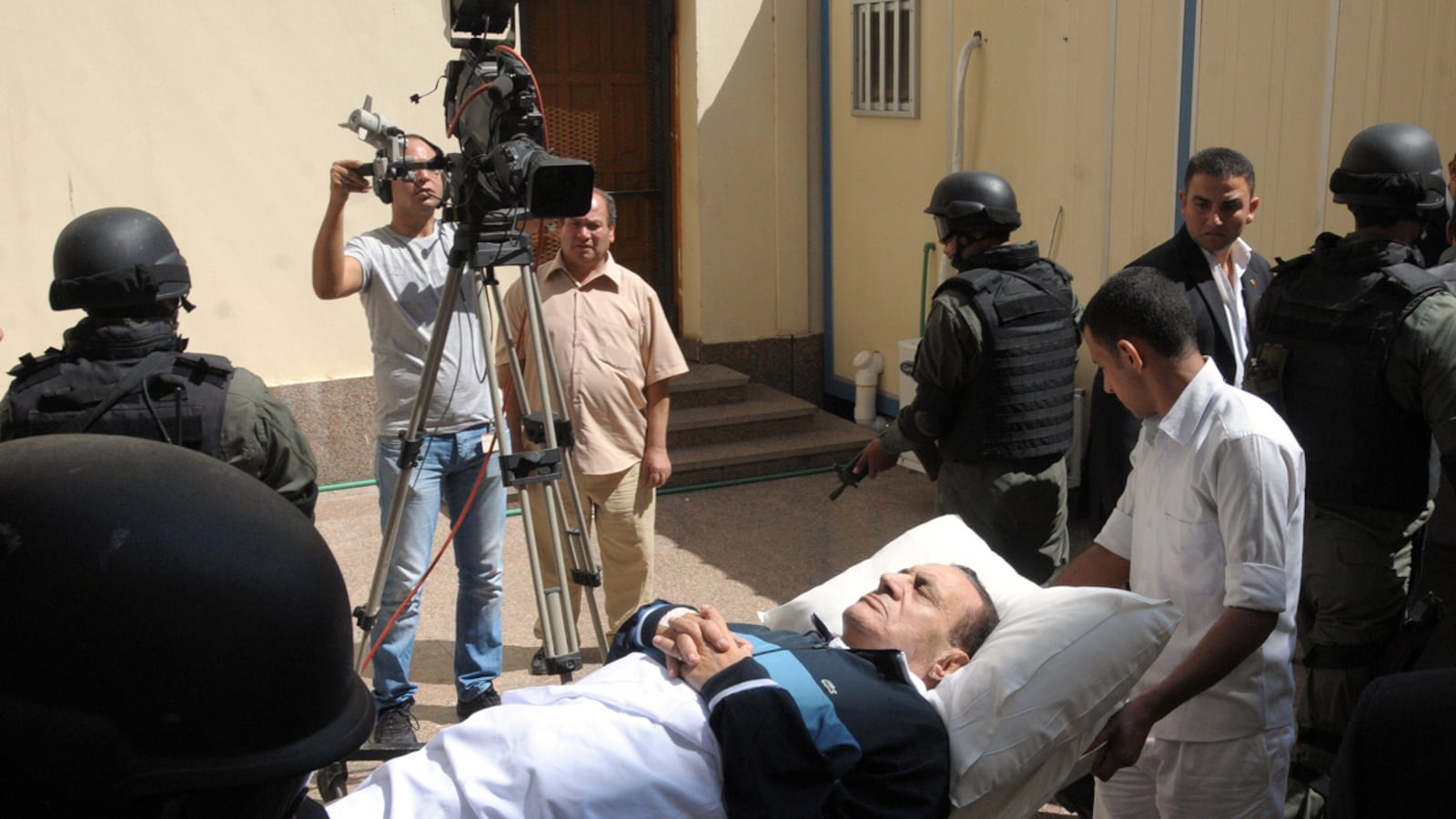 articles/2011/09/07/will-mubarak-walk-the-case-against-the-egyptian-dictator-unravels/mubarak-hospital-bed-lindsey_dxxirs