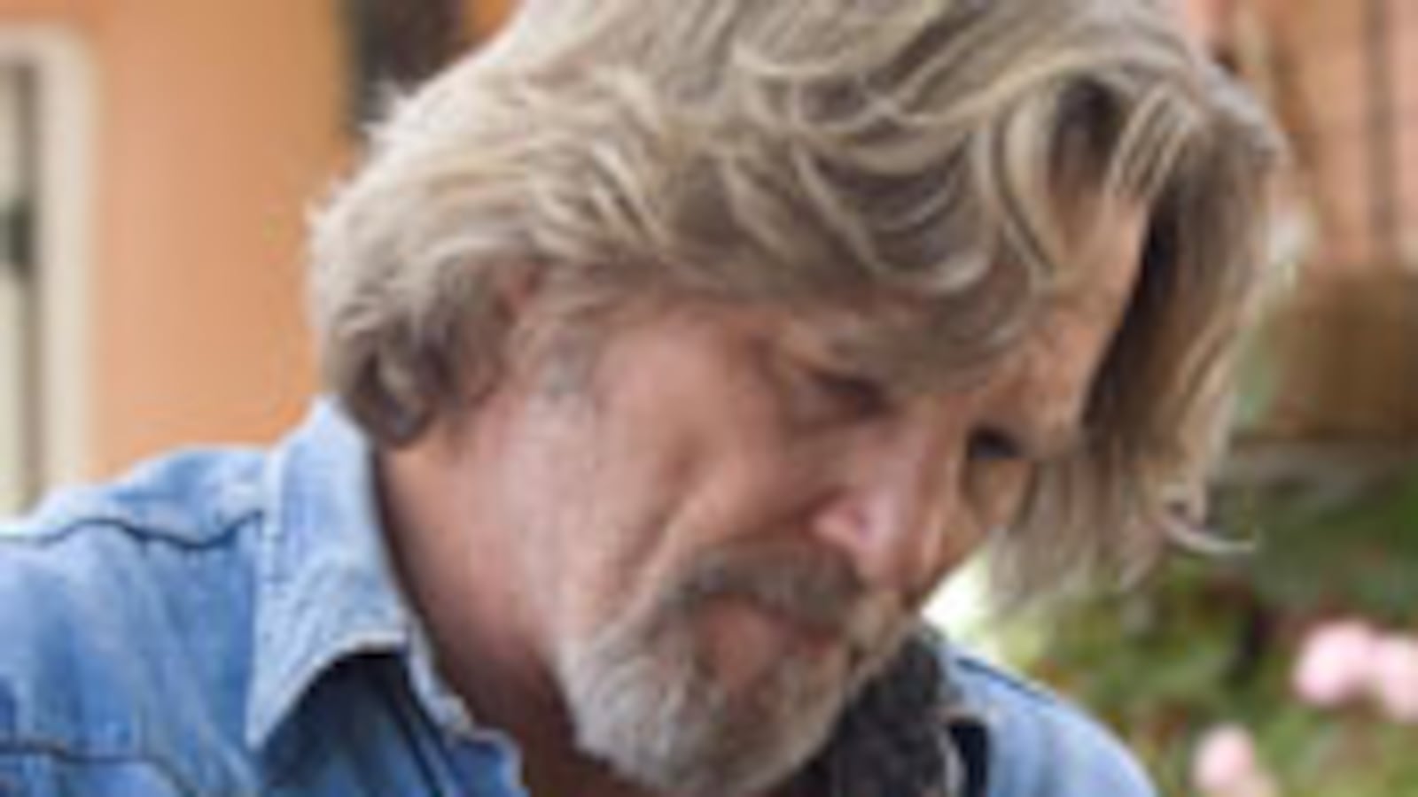 articles/2009/12/12/jeff-bridges-digs-in-his-heels/james-jeff-bridges_69044_jzhxwo