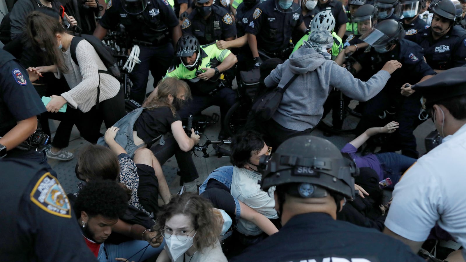 2020-09-19T015546Z_1487915924_RC2D1J9DEHKI_RTRMADP_3_GLOBAL-RACE-PROTESTS-NEW-YORK_all6sy