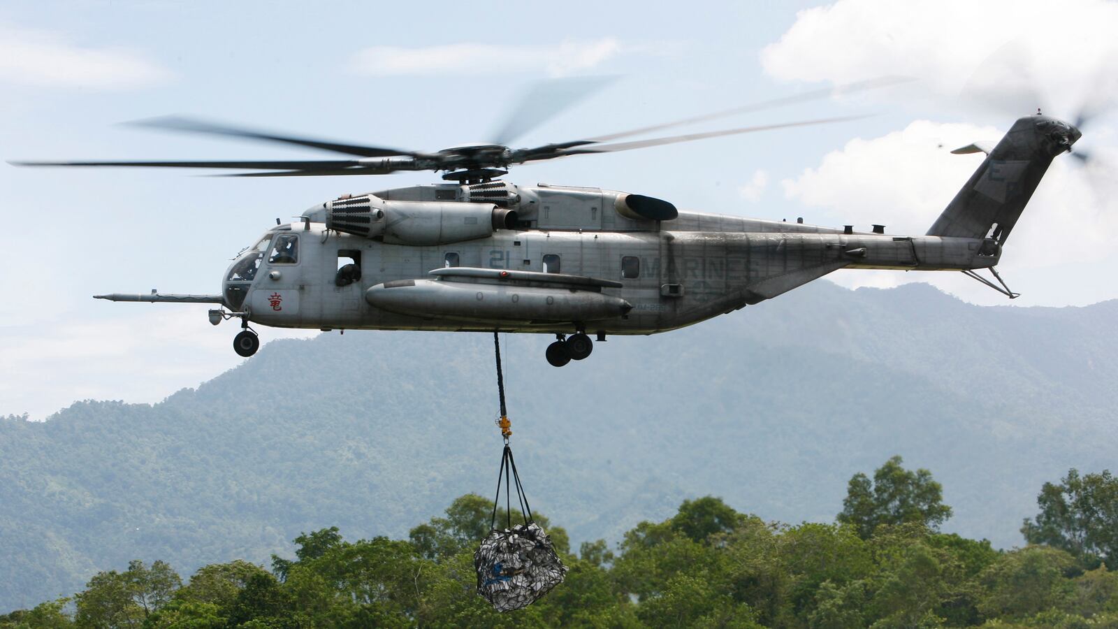 cheats/2014/01/08/u-s-navy-helicopter-crashes/140108-navy-helicopter-cheat_ijupnr