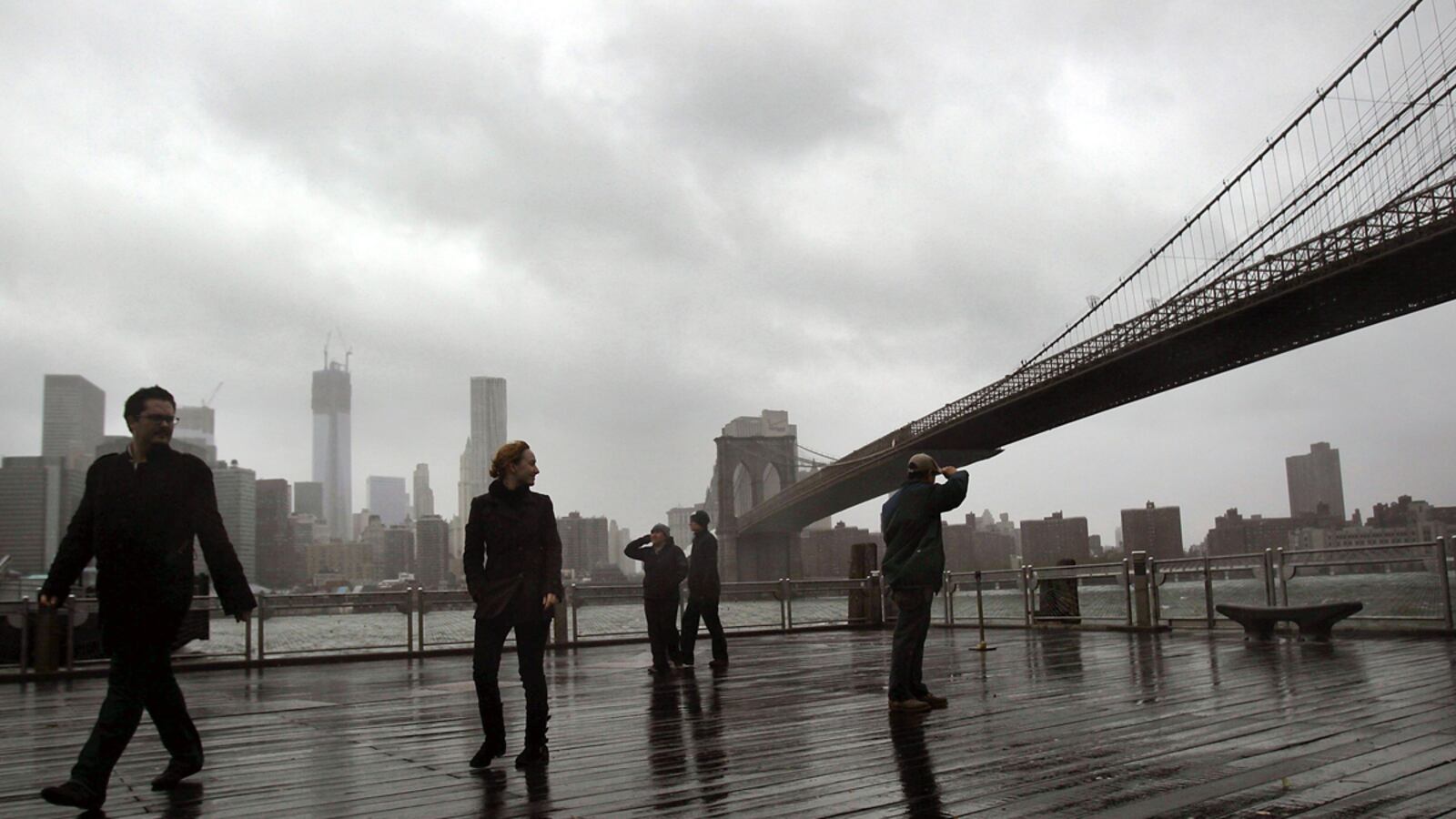 articles/2012/10/29/as-sandy-heads-for-nyc-brooklyn-locals-jog-ogle-and-get-drunk/brooklyn-sandy-day-off_w0umsf