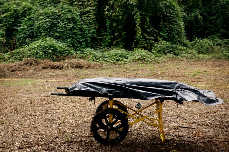 articles/2013/09/06/the-bone-collectors-get-to-work-at-florida-s-dozier-school/130905-pelisek-grave-tease_nysaop