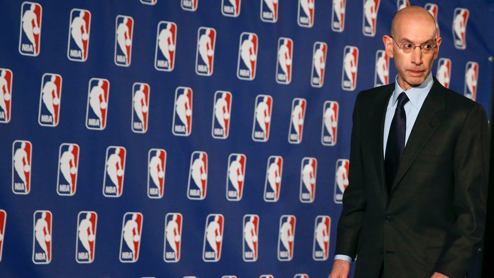 cheats/2015/11/21/nba-mlb-sued-over-fantasy-sports/151121-nba-cheat_wwvhtw