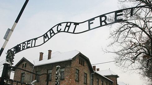 cheats/2009/12/20/stolen-auschwitz-sign-recovered/auschwitz-sign_xcnz7b