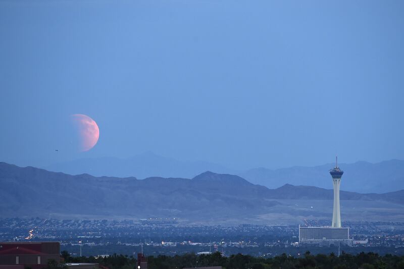 galleries/2015/09/28/rare-super-blood-moon-illuminates-the-world-photos/150928-blood-moon-04_ccbmar