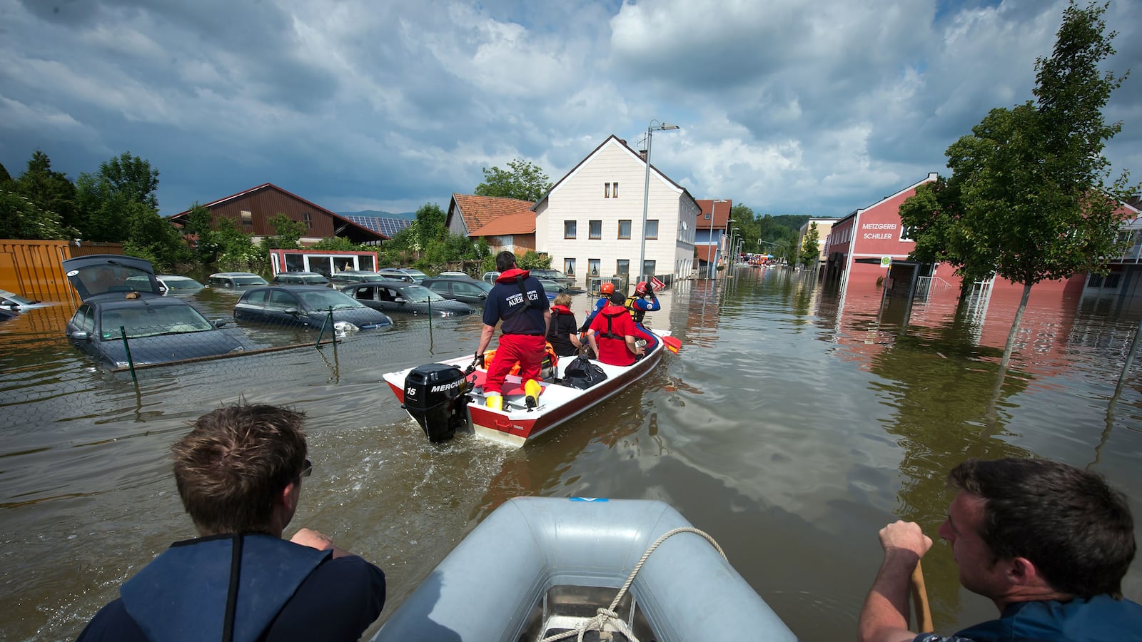 cheats/2013/06/10/20-000-flee-german-flood/130610-germany-flood-cheat_weakzm