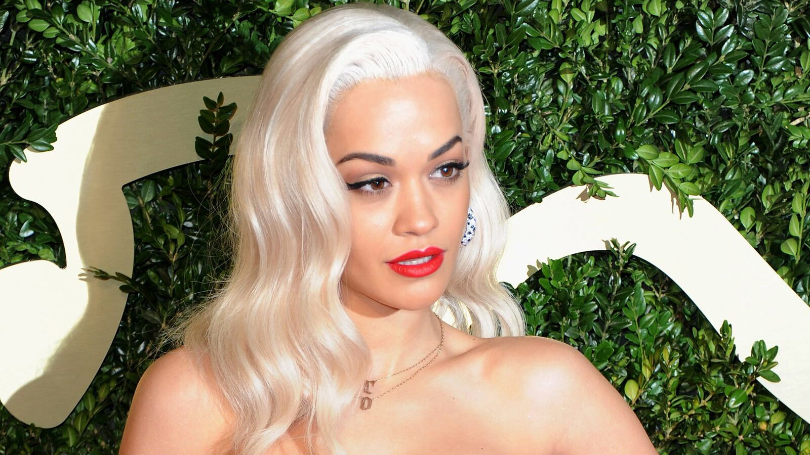 cheats/2013/12/03/50-shades-casts-rita-ora/131203-rita-ora-cheat_yxpjss