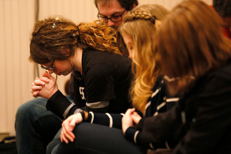 articles/2014/03/27/landslide-leaves-families-waiting-for-death/140327-landslide-solie-tease_eytakg