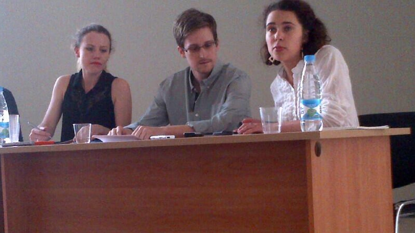 articles/2013/07/12/edward-snowden-meets-with-human-rights-groups-at-sheremetyevo/130712-nemtsova-snowden-tease_axtal3