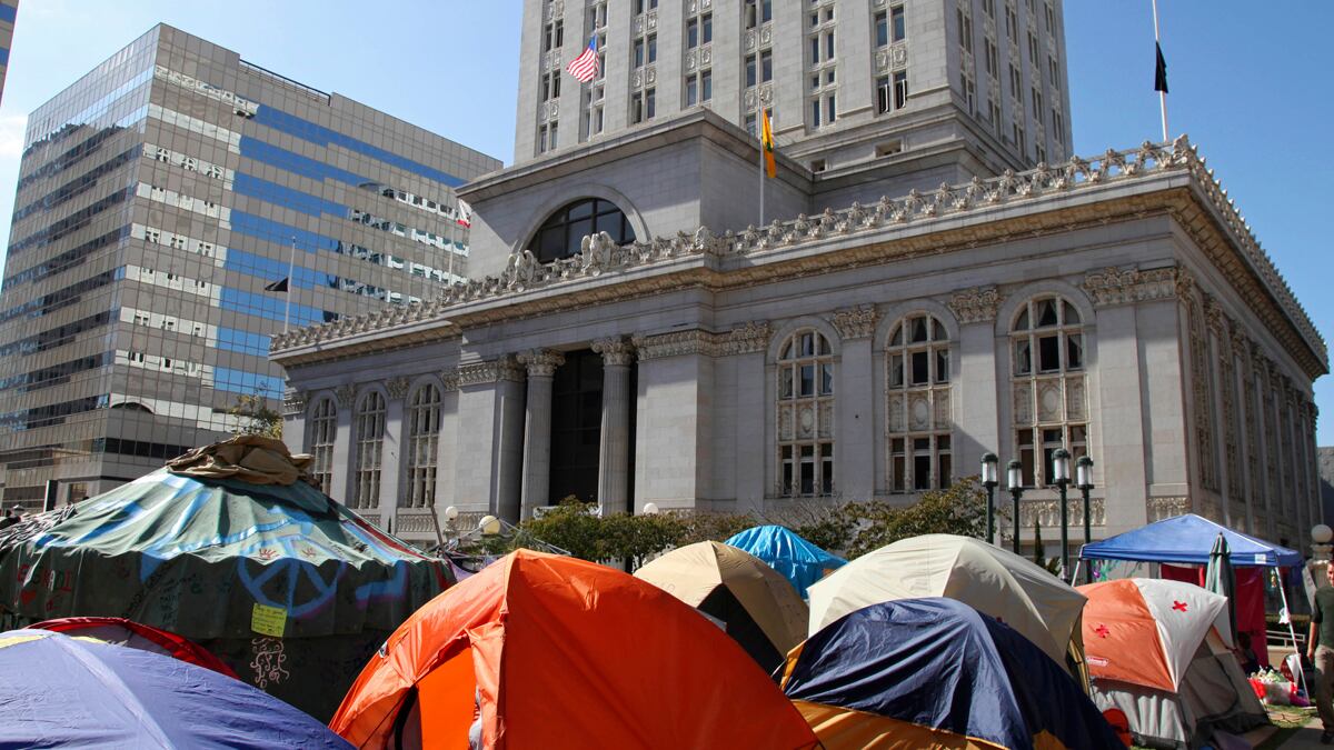 cheats/2011/10/25/cops-raid-occupy-oakland-protests/occupy-oakland-tent-city-dismantled-police-cs_b0qzbe