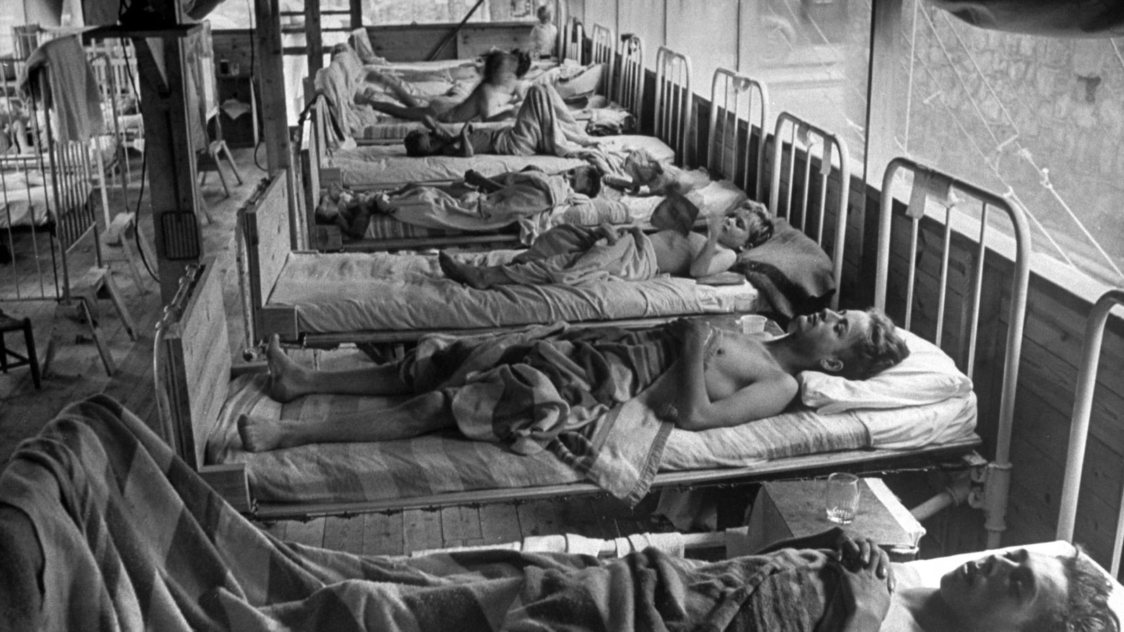 articles/2014/10/28/are-mandatory-ebola-quarantines-legal/141027-mak-quarantined-tease_thaq13