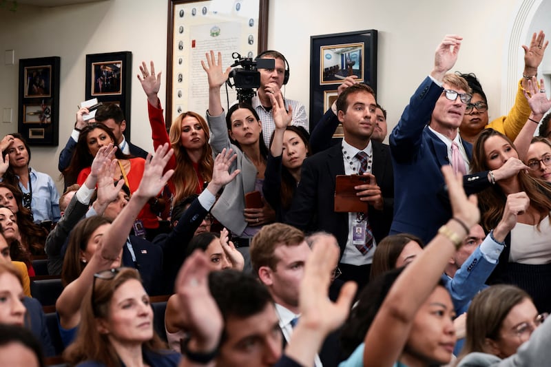 Reporters raise their hands during a press briefing held by U.S. Vice President JD Vance, the first since Karoline Leavitt stepped down as press secretary, at the White House, in Washington, D.C., U.S., September 3, 2026. REUTERS/Evelyn Hockstein