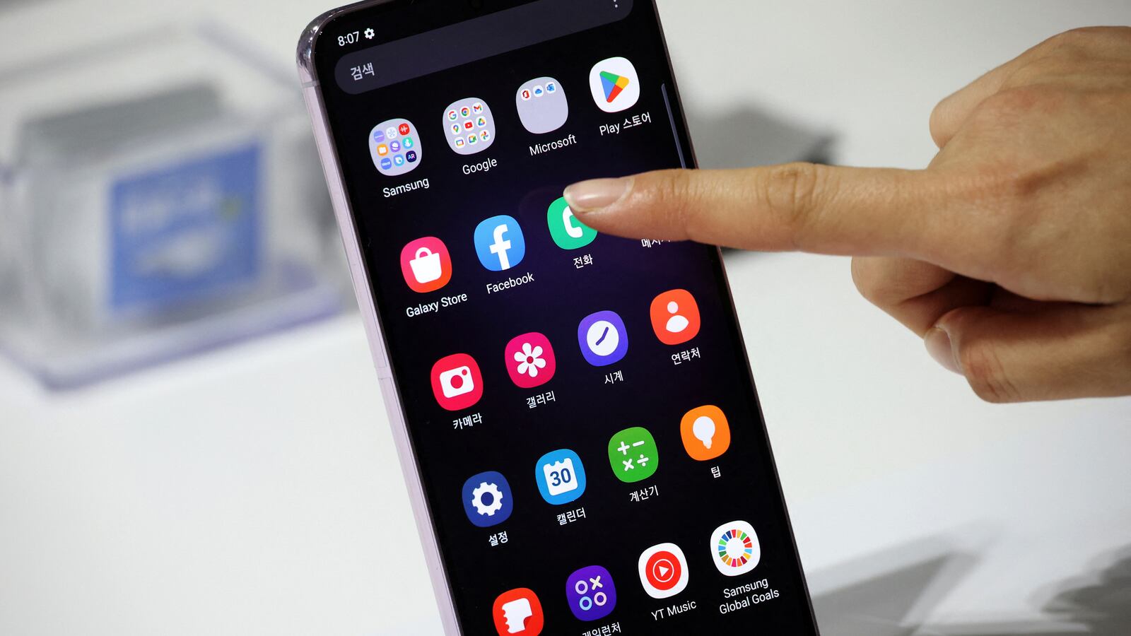 2023-02-01T180036Z_1653614900_RC2N0Z9WZQKO_RTRMADP_3_SAMSUNG-PHONE_o2jcmc